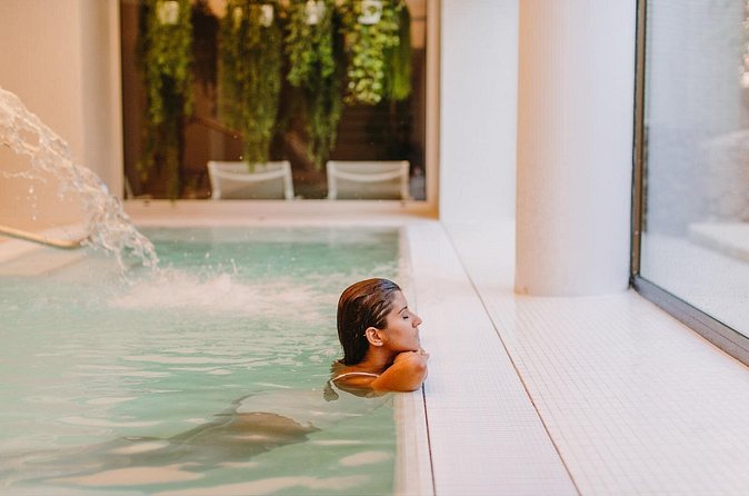 2 hours Double Pass Spa Circuit in Hotel Don Gregory - Water and massage: the hydrotherapy pool and five showers