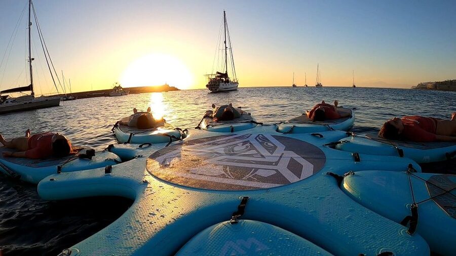 Arguineguín: Stand-up Paddleboard Yoga Class with Instructor - Paddling to the SUP docking station and getting ready to flow