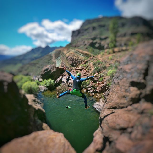 Canyoning in the Rainbow Mountain Gran Canaria - Safety setup and what the guide should be doing