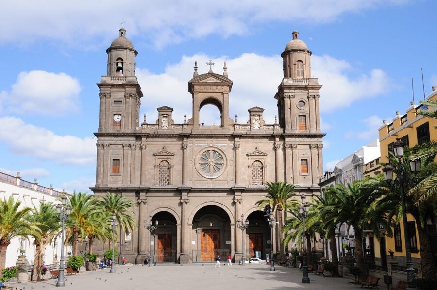 City Treasures Unveiled: 3.5-Hour Las Palmas Cab & Walking - The guide and driver factor: Artemis, punctuality, and a smoother ride