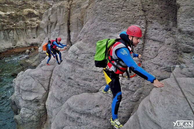 Coastering in Gran Canaria (Aquatic Route in the ocean cliffs) - Entering the ocean cliff world of Mogán