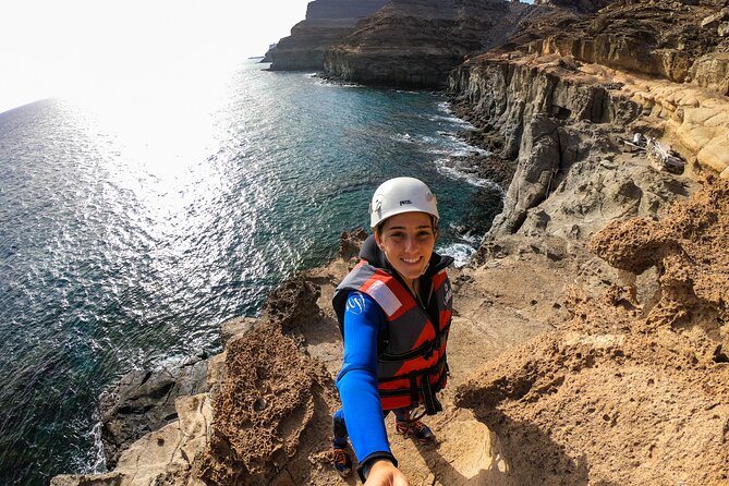 Coastering in Gran Canaria (Aquatic Route in the ocean cliffs) - Abseiling and rappelling when you have zero experience