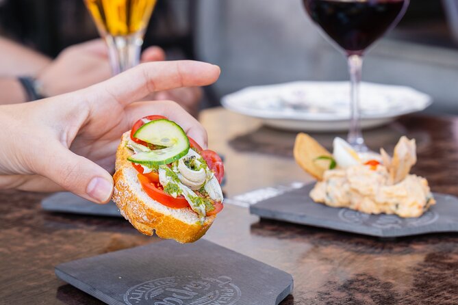 Gourmet Tapas and Wine Tour in the Old Town of Las Palmas - Plaza de Santo Domingo and finishing at El Vasco: the classic old-town closer