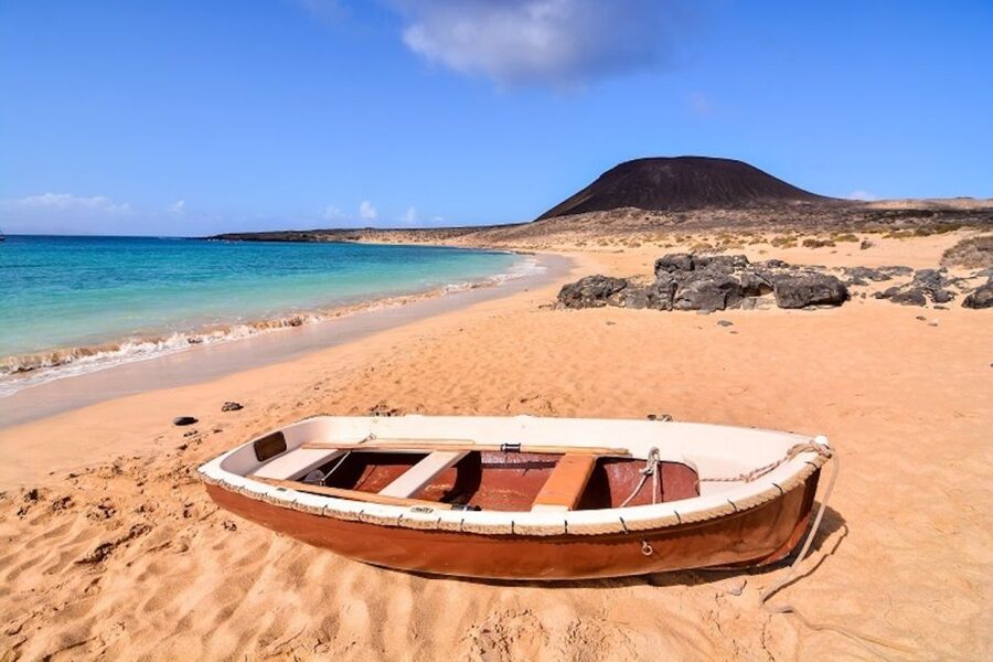 Graciosa Island: Jeep Safari Playa De las Conchas - Los Arcos de Los Caletones: basalt arches you can feel