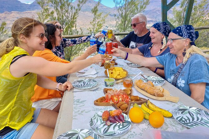 Gran Canaria Cave, Oasis, Red-gorge Adventure & cosy Picnic - Santa Lucía de Tirajana: tapas break first, then the cozy picnic with views