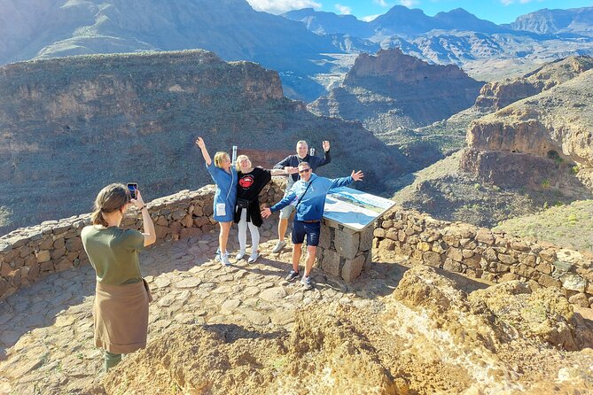 Gran Canaria Cave, Oasis, Red-gorge Adventure & cosy Picnic - Mirador La Sorrueda oasis path: where water shapes everything