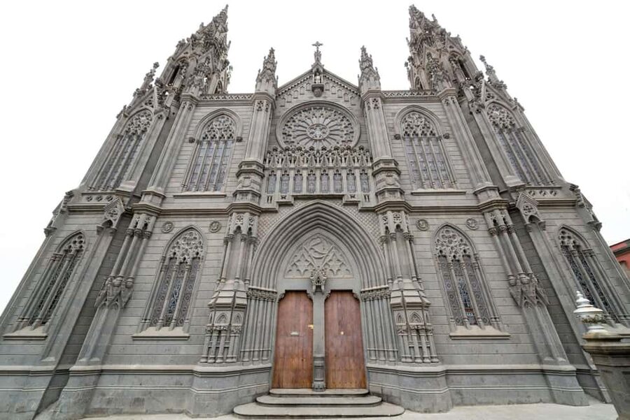 Gran Canaria: Food Tour with Distillery Visit & Lunch - Arucas town walk: color, flowers, and the Church of St John the Baptist