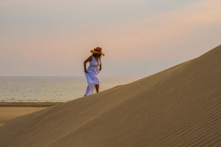 Gran Canaria: Private Photoshoot with a Local Photographer - Posing tips you actually use, even if you freeze in photos