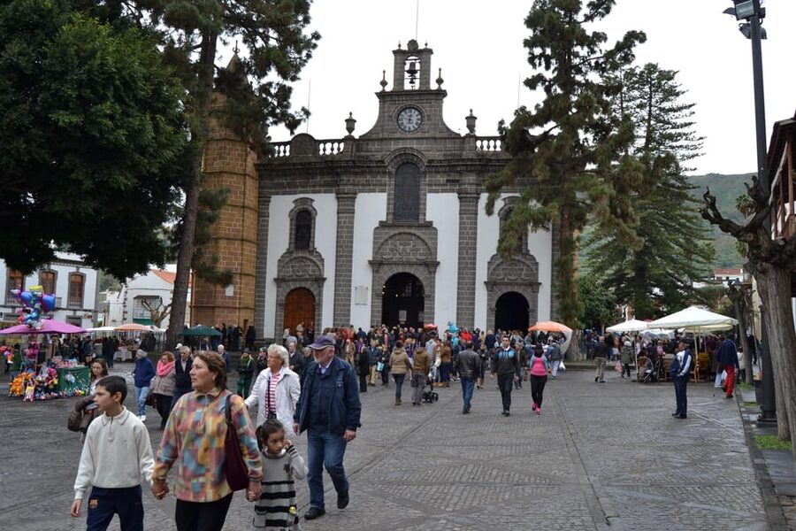 Gran Canaria: Traditional Markets, San Mateo & Teror - The guide, including Astrid, and how to hear the story clearly