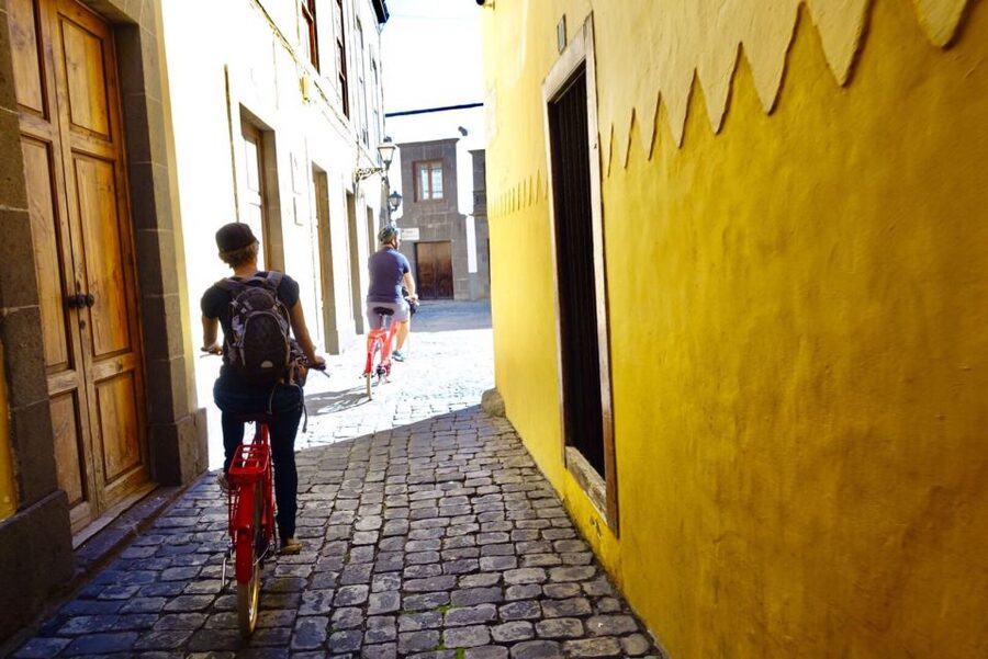 Las Palmas de Gran Canaria: Guided City Tour by Bike - Las Canteras Beach plus Plaza de España, city life from two directions