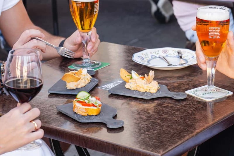 Las Palmas: Gourmet Tapas and Wine Tour in the Old Town - How the QR code setup and WhatsApp support work