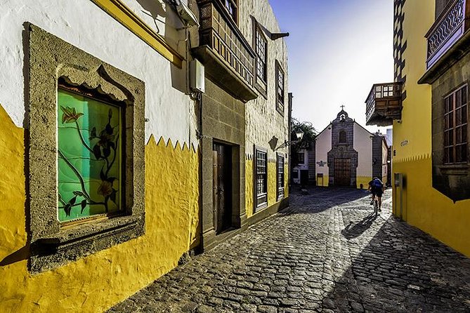 Las Palmas Old Town: Walking Tour - The real trade-off: hearing and group size