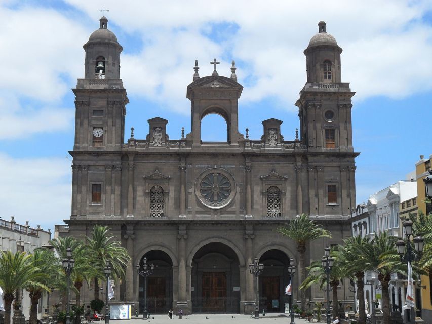 Las Palmas: Tapas and Drinks in the Beauty of the Old City - Stop 1: your first tapas and drink, with local rhythm