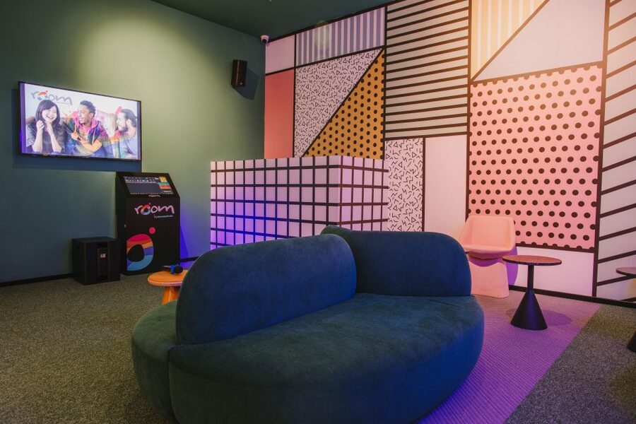 Maspalomas: Holiday World Themed Karaoke Room Rental - 30,000+ Multilingual Songs: How to Pick Faster and Keep the Energy Up