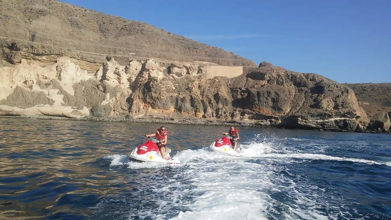 MASPALOMAS: JETSKI 30 MINUTES <em>FREE PICKUP & DROPOFF – Key things to know before you go’ /></p>
<ul>
<li><strong>You get 30 minutes on the water</strong> riding a buoy circuit, not a long slow cruise</li>
<li><strong>Yamaha VX jetskis</strong> are listed as brand new, built for power and control</li>
<li><strong>Small group of up to 4</strong> means less waiting around and more time at the dock</li>
<li><strong>Free hotel pickup and drop-off</strong> applies outside the Playa del Ingles area, but last-minute bookings may not guarantee it</li>
<li><strong>Photo session costs extra (20 EUR)</strong> if you want more than phone footage</li>
</ul>
<h2 id="jet-ski-time-in-maspalomas-what-this-experience-really-feels-like">Jet ski time in Maspalomas, what this experience really feels like</h2>
<p><img width="800" height="600" decoding="async" src=