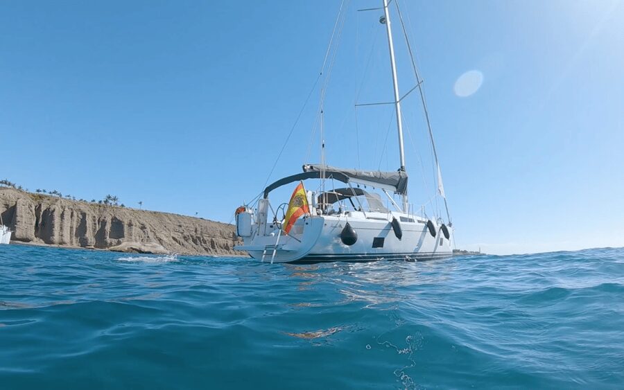 Pasito Blanco : Private sailing tour with food & drinks - Crew energy, languages, and the detail people keep praising
