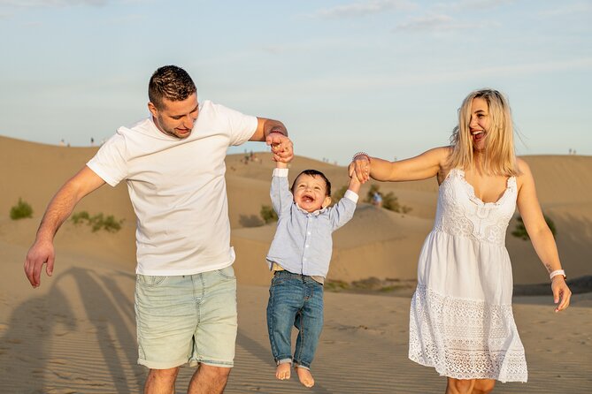 Photoshoot at Dunas Maspalomas in Desert Beach Ocean View - How Lisi helps you look like yourself