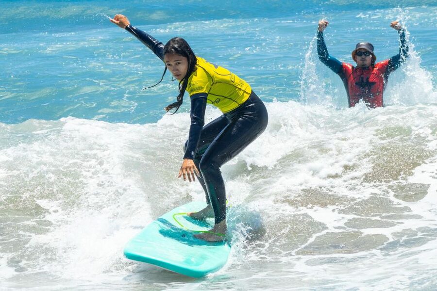 Playa del Inglés Maspalomas: High Quality Surf Classes - Choosing the best waves: mobile school logic in real life