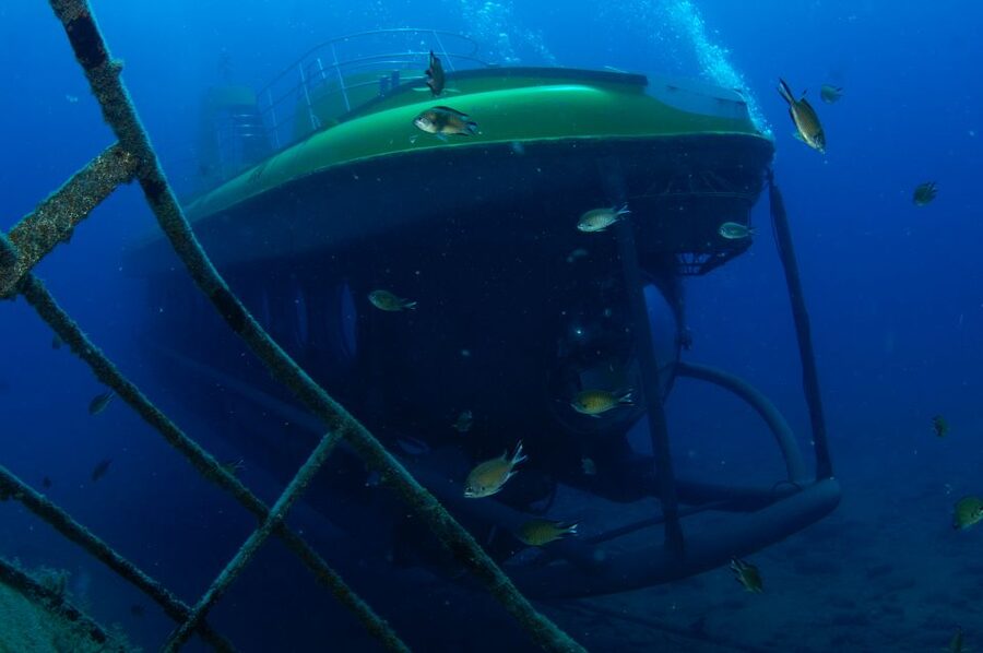 Puerto de Mogán: Submarine Tour - Comfort and reassurance: windows, screens, and onboard comms