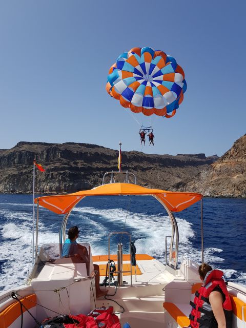 Puerto Rico de Gran Canaria : Parasailing - Getting set up on the boat: the safety basics done fast