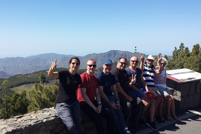 Roque Nublo: hiking on volcanoes with Sky Rebels - The Sky Rebels Guide Difference: Juanjo and Inés in the Lead